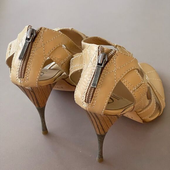 Christian Dior tan leather heels. SZ 39.5 Euro. - Picture 9 of 9